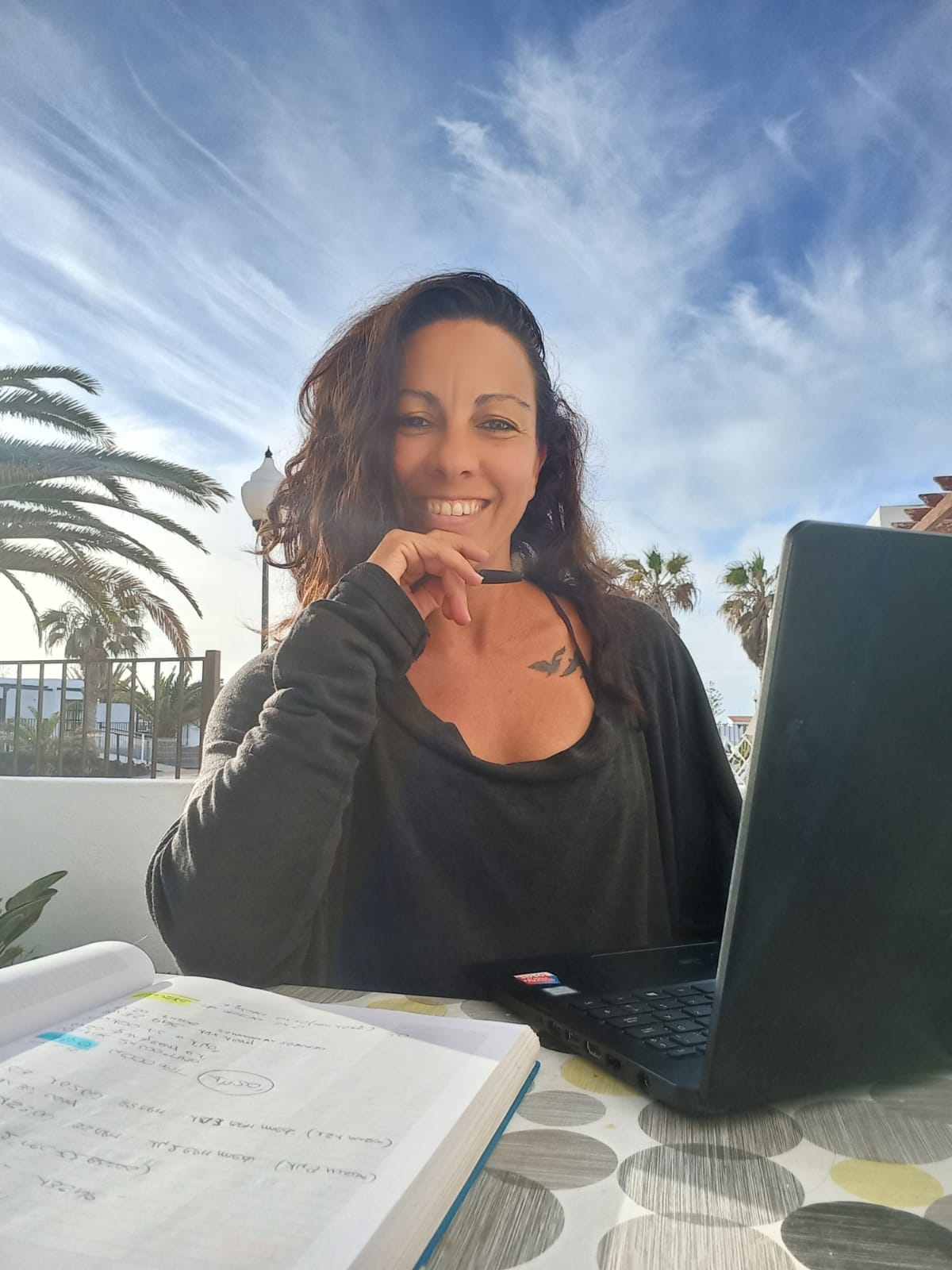 ELISA RAZZI . Laureata in scienze motorie(110 e lode) , Personal Trainer , Allenatrice e Atleta FITRI triathlon , Allenatrice di nuoto FIN.  Nel mio lavoro seguo a distanza molti atleti che praticano triathlon o altri sport e che gareggiano nel circuito italiano ed internazionale. Inoltre strutturo piani di nutrizione e di allenamento specifici anche per chi desidera allenarsi per tenersi in forma o iniziare a fare un percorso per la proprio forma fisica e il proprio benessere